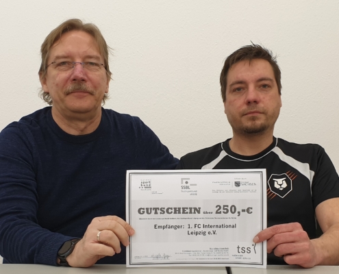 Holger Herzberg und Hanjo Kloß freuen sich über den Gutschein.